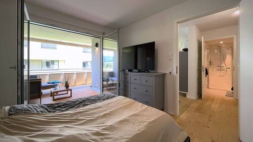 Ruhiges Schlafzimmer mit Zugang zum Balkon - 