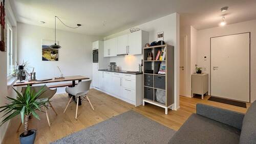 Elegantes Vollholzparkett ziert die Räume - 