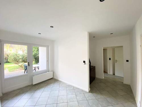 Die große Diele mit Zugang zu allen Räumen.jpeg - 