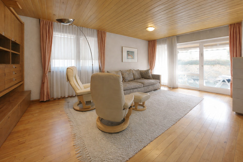 Helles Wohnzimmer - Mehrfamilienhaus, Wohnhaus mit 130,00 m&sup2; in Metzingen zum Kaufen