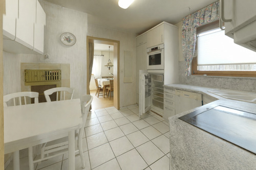 Helle, ordentliche Küche mit Essbereich - 