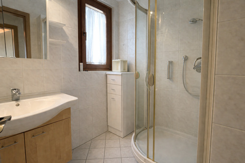 Sauberer und moderner Badezimmerausblick - 