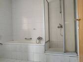Badezimmer mit Wanne und Dusche - 