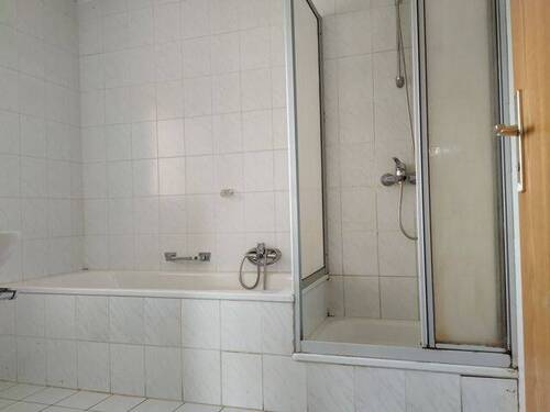 Badezimmer mit Wanne und Dusche - 