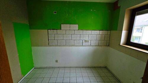 Küche mit Fliesenboden - 