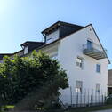 Hausansicht - Ansprechende & sonnenverwöhnte 2 Zimmer DG Wohnung mit Stellplatz & Balkon