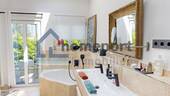 Master-Badezimmer mit Zugang zur hinteren Terrasse - 