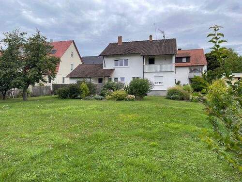 Garten mit Hausrückseite - Paradies für Familien! 10 Ar Grdst. mit älterem EFH und traumhaftem Garten in beliebter Lage!
