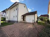 Hausvorderansicht mit Garage - 7 Zimmer Einfamilienhaus in Nürtingen