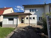 Hausrückansicht mit Terrasse - 