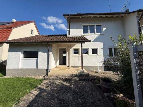 Hausrückansicht mit Terrasse - 
