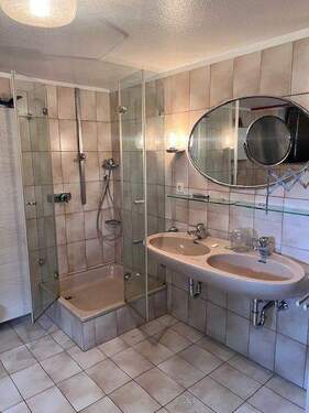 Badezimmer in der unteren Etage mit Dusche - 