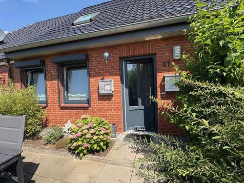 Hauseingang zur Obergeschosswohnung - 5 Zimmer Mehrfamilienhaus, Wohnhaus zum Kaufen in Fehmarn / Landkirchen auf Fehmarn