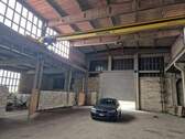 Industriehalle mit Kran und LKW Zufahrt - 