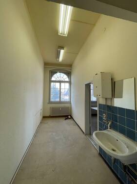 Raum 4 mit Waschbecken - 