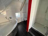 Bad mit Wanne und Dusche.JPG - 
