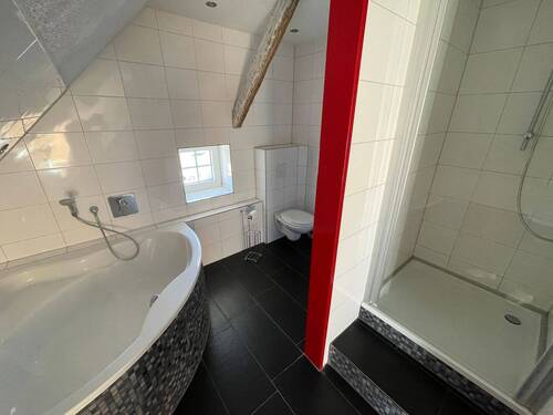 Bad mit Wanne und Dusche.JPG - 