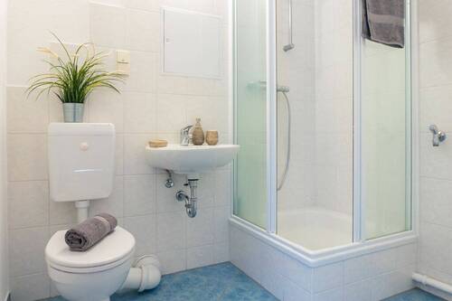 Bad mit Dusche - 3 Zimmer Etagenwohnung zur Miete in Chemnitz