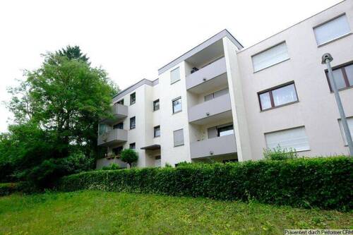 Hausansicht - Die eigenen vier Wände und zwei Balkone - 3-Zimmer-Wohnung in Stadtbahnnähe
