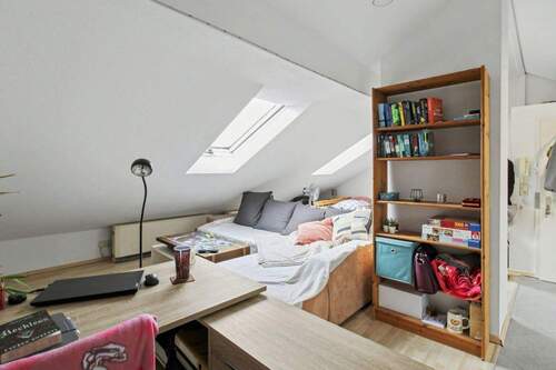 Wohn_Arbeitsbreich - Attraktive 1-Zimmer-Dachgeschosswohnung in Nürnberg - kompakt, hell, gut vermietbar