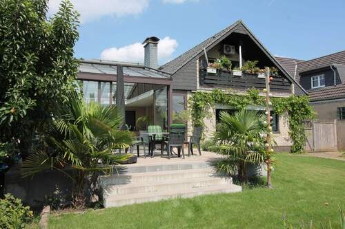 kleiner Teich im Garten rechts - 