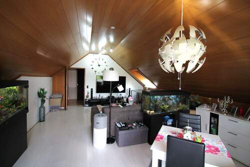 Wohnzimmer mit Blick zur Loggia - 