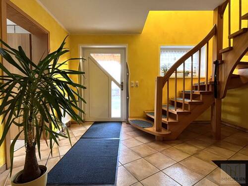 EG – Eingangsbereich (rechte Eingangstür) - Mehrfamilienhaus, Wohnhaus mit 279,10 m² in Bad Blankenburg zum Kaufen
