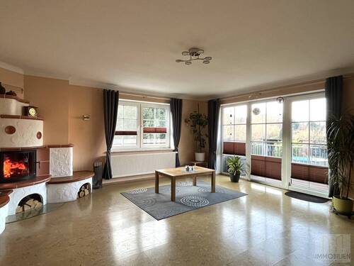 OG – Wohnzimmer mit Zugang zum Balkon - 