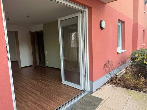 Wohnzimmer mit Zugang zur Terrasse - 2 Zimmer Etagenwohnung in Limburg