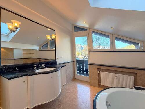 Badezimmer mit hochwertiger Ausstattung (DG) - 