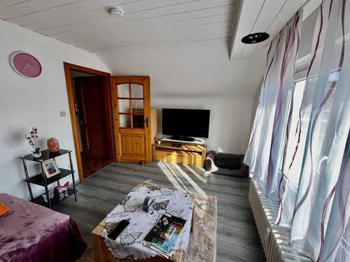 Wohnzimmer - Zentral gelegen - ein schönes Nest im Dachgeschoss eines 3 Familienhauses