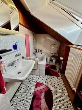 Badezimmer mit Badewanne - 