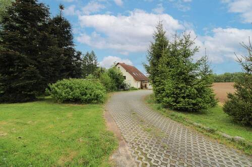 Hausansicht Zufahrt - 