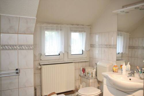 Badezimmer im Dachgeschoss - 