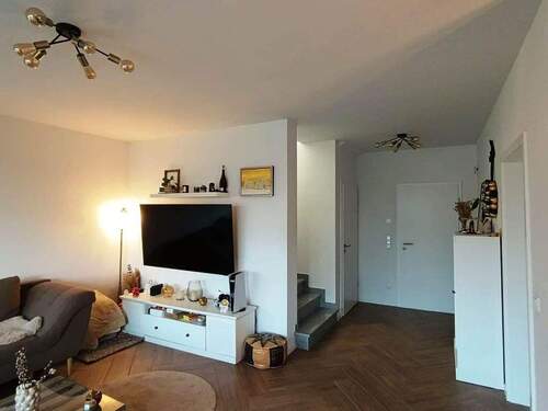 Blick auf Eingangstür/Treppe - 