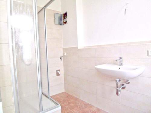 Bad mit Dusche - 