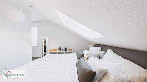 Schlafzimmer mit Zugang Ankleide - 