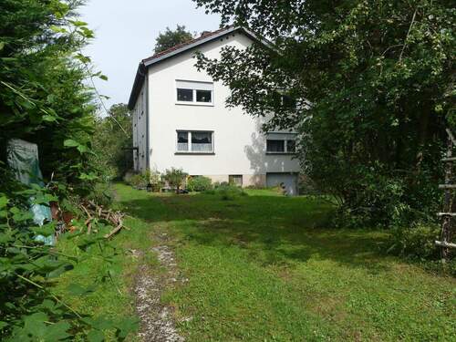 Hausansicht vorne.JPG - Peisreduziert! Zweifamilienhaus mit Potenzial: Renovierungsobjekt auf Großem Grundstück in Forchheim Reuth