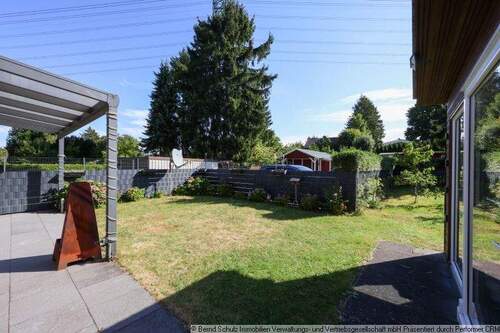 2 Blick in den Garten - 4 Zimmer Doppelhaushälfte zum Kaufen in Hamburg