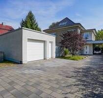 Großzügiges Zweifamilienhaus mit Charme und modernem Gartenambiente - Berlin / Mahlsdorf