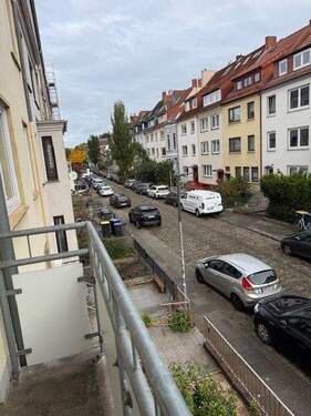 Blick vom Balkon nach links - Etagenwohnung mit 64,90 m&sup2; in Bremen zur Miete