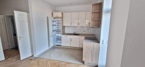 Küche mit EBK - Stilvoll wohnen im Altbau: drei Zimmer, Balkon & Tageslichtbad