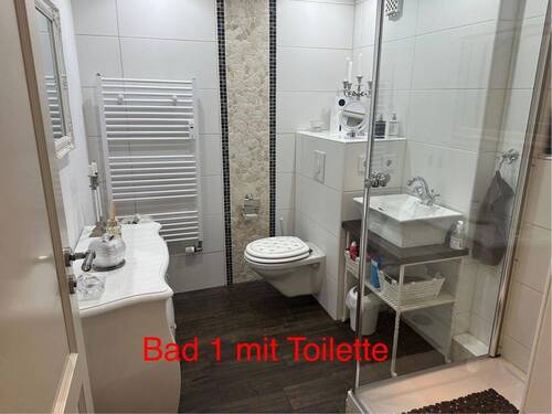 Bad mit Dusche und WC - 
