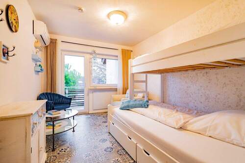 Schlafzimmer 1 OG mit Balkonzugang - 