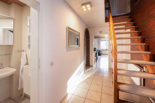 Flur und Duschbad - Einfamilienhaus mit 141,30 m&sup2; in Westerdeichstrich zum Kaufen