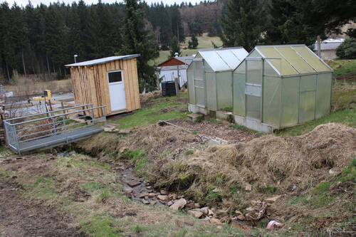 kleines Gartenhaus mit 2 Gewächshäusern - 