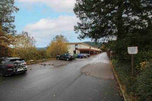 Parkplätze + Hauskomplex - 