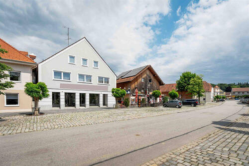 Parkmöglichkeiten vor dem Geschäft - Mehrfamilienhaus, Wohnhaus in Arnstorf zum Kaufen