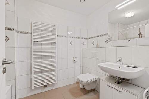 Obergeschoss: Bad mit Badewanne - 