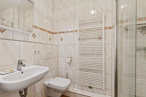 Staffelgeschoss: Bad mit Dusche - 